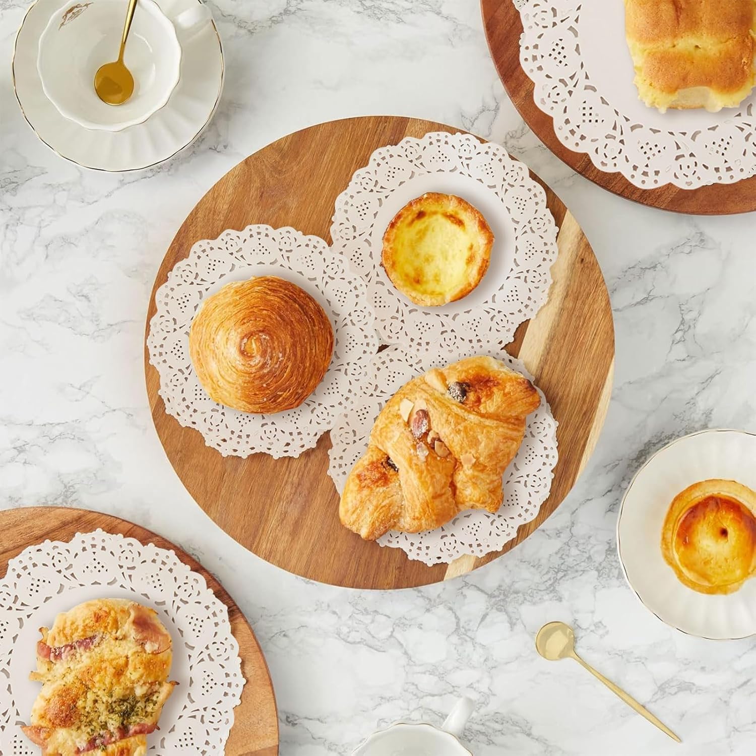 MAQIHAN 200 Paper Doilies Assorted Sizes - Round Disposable Paper Placemats 4.5, 6.5, 8.5, 10.5 Inch Charger Plates White Table Lace Doilies for Dessert Tray Food Table Decor for Party Wedding